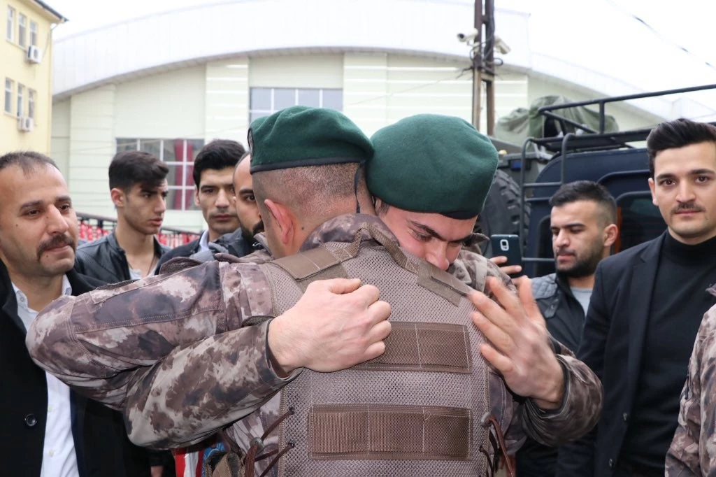 Ολοι εναντίον όλων: Βομβαρδίζονται όλοι οι εμπλεκόμενοι στην Συρία – Ξέσπασαν σε κλάματα οι ειδικές δυνάμεις του Ερντογάν!